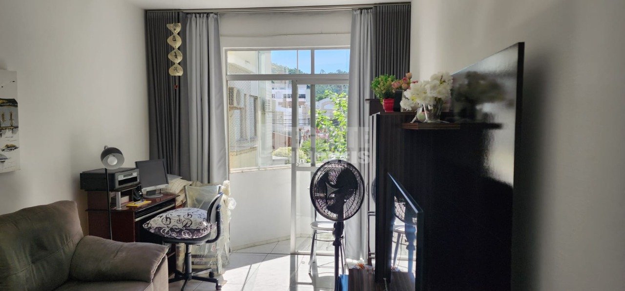 Apartamento à venda mobiliado com 1 dormitório no bairro Trindade em Florianópolis.