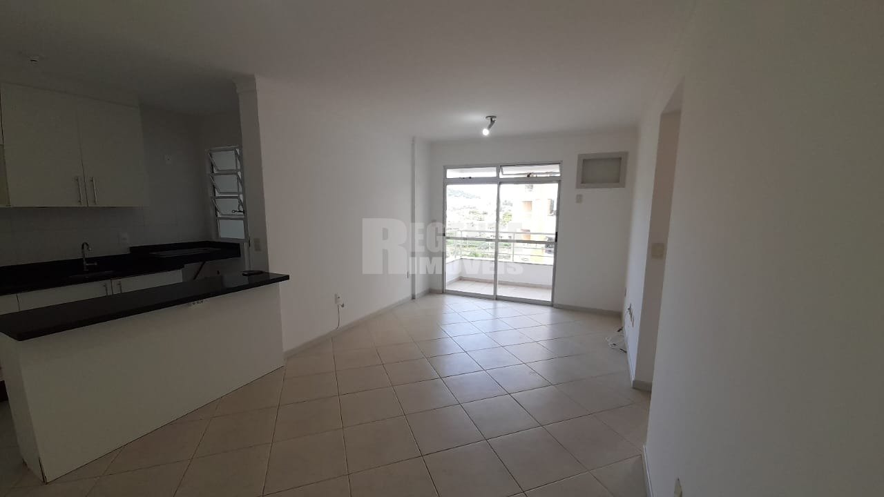 Apartamento com 2 dormitórios sendo 1 suíte no Parque São Jorge em Florianópolis.