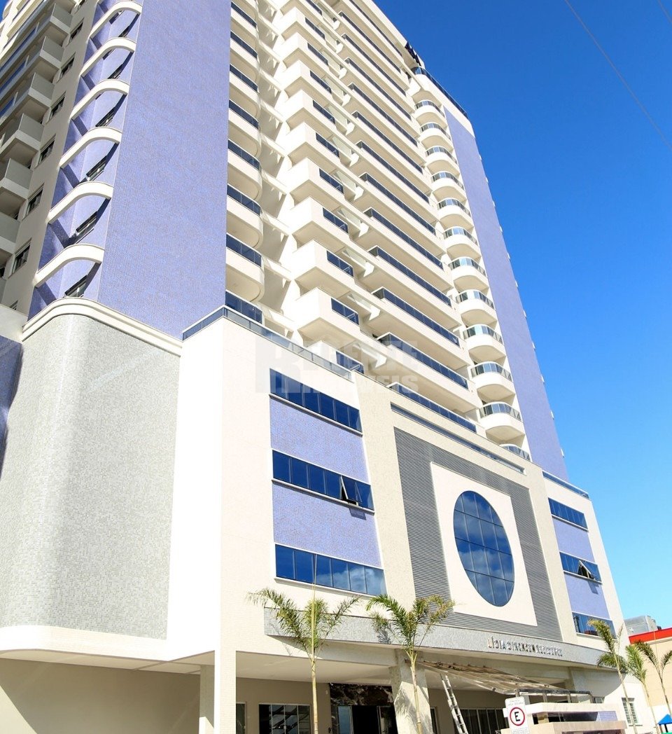 Apartamento com 3 Dormitórios próximo a Beira Mar de São José.