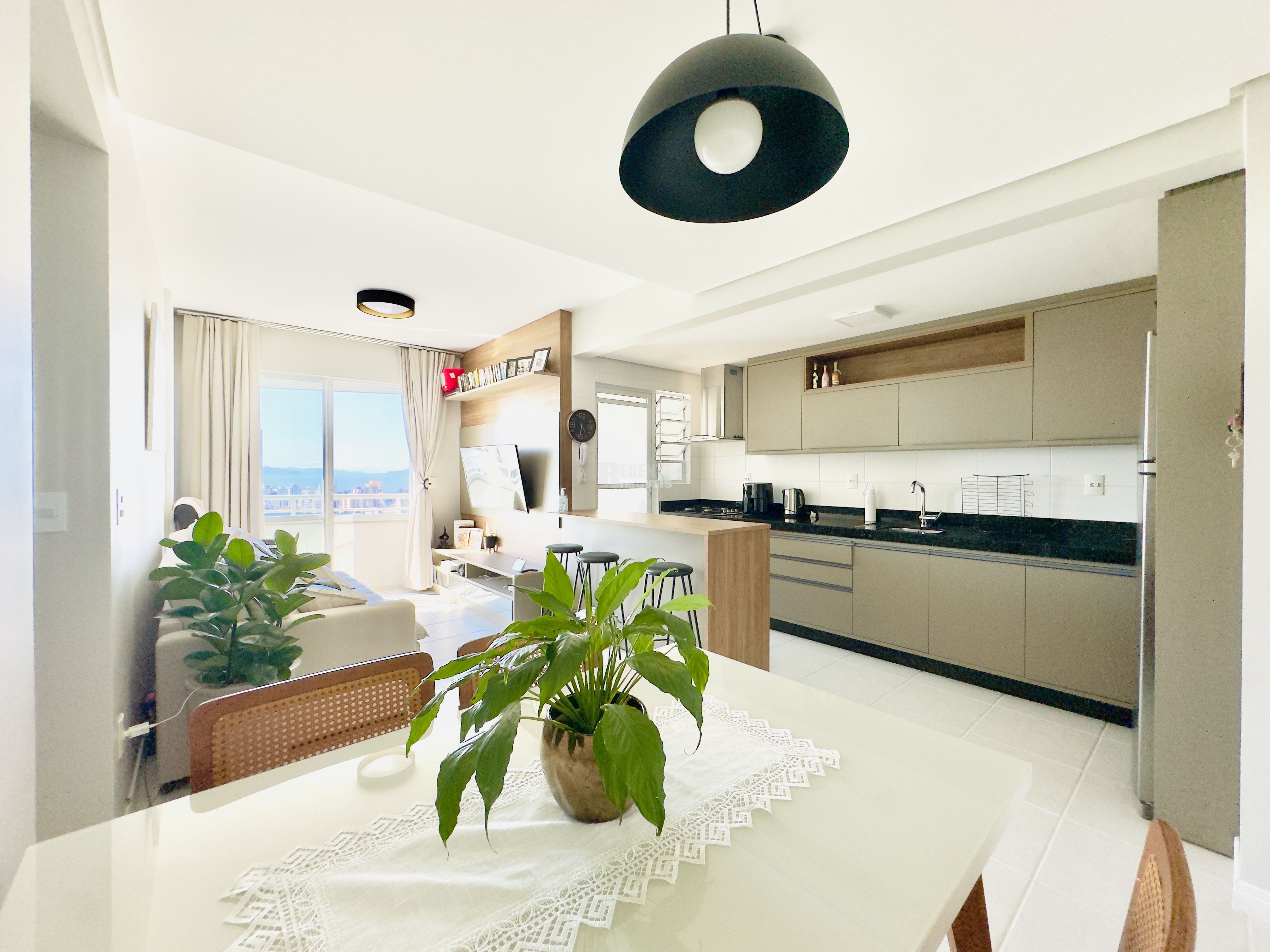 Apartamento com dois dormitóros e sacada com vista para o mar em Capoeiras