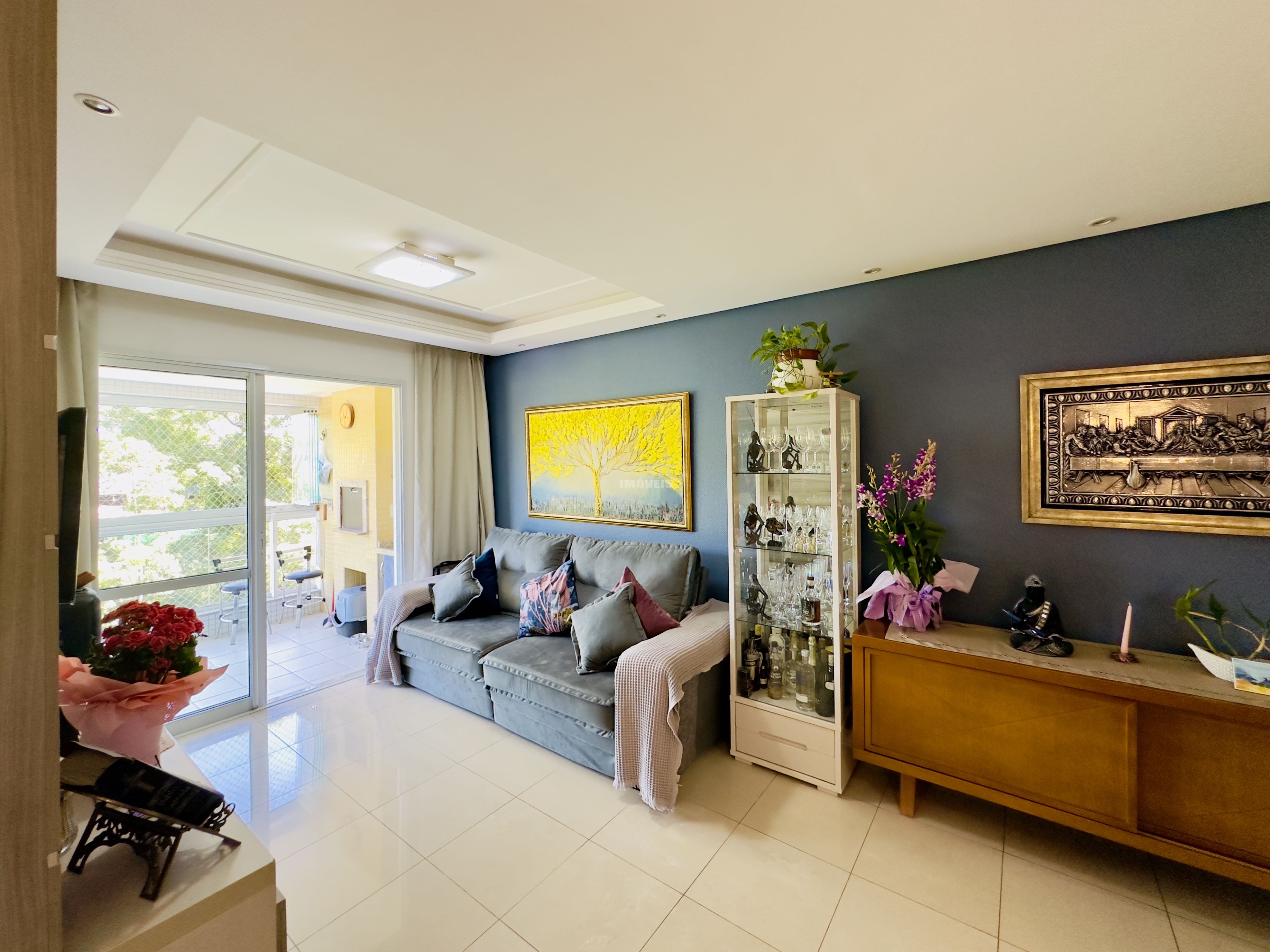 Apartamento de três dormitórios, sacada com churrasqueira, duas vagas de garagem e hobby box no Itacorubi.