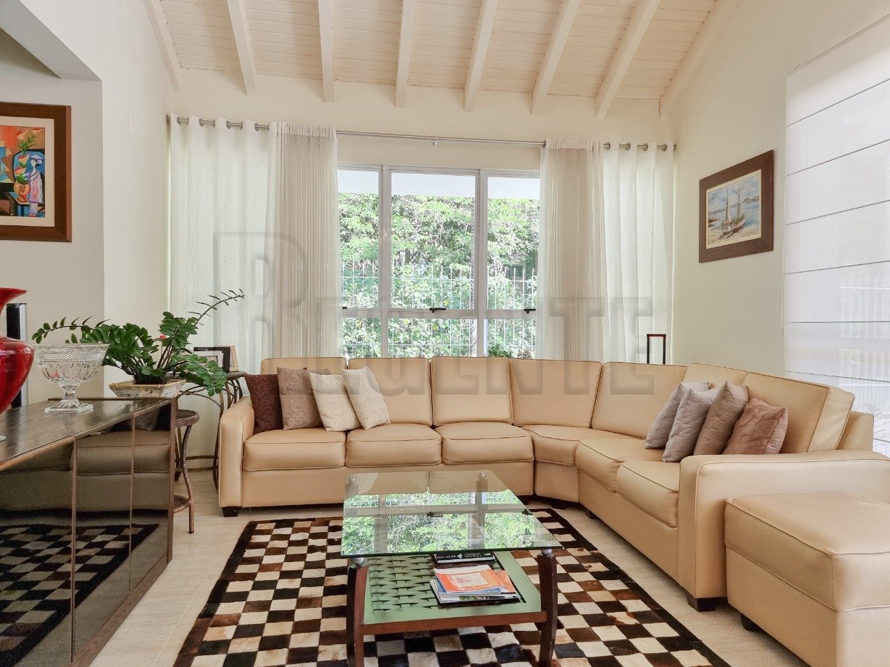 Casa à venda em condomínio fechado no Village Club,  bairro Saco Grande em Florianópolis.