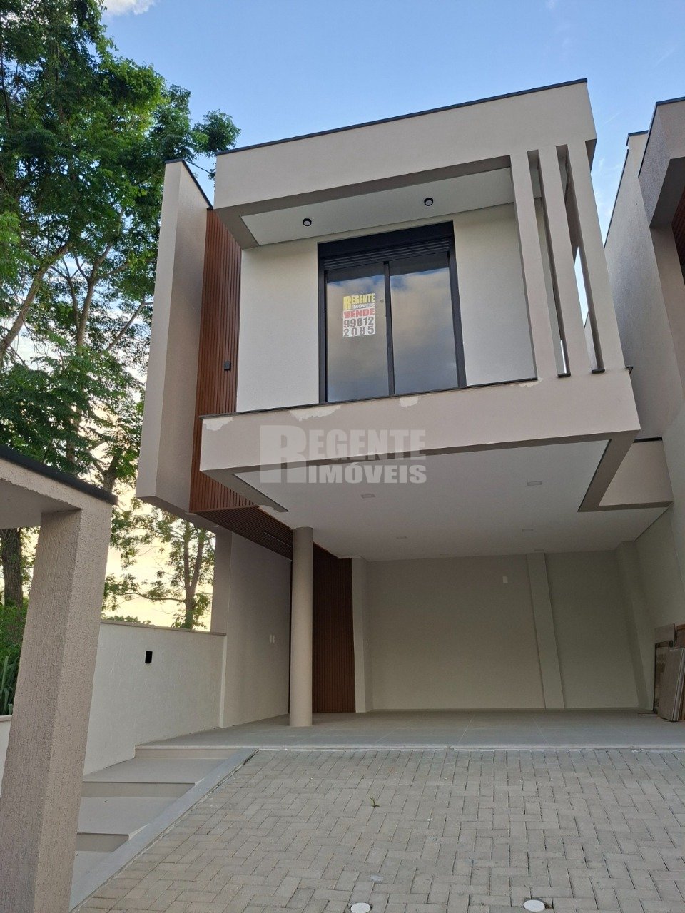 Casa com 3 Quartos e 4 banheiros à Venda, 211 m² por R$ 1.990.000