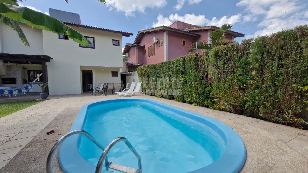 Casa no Parque São Jorge com 4 Dormitórios e Piscina