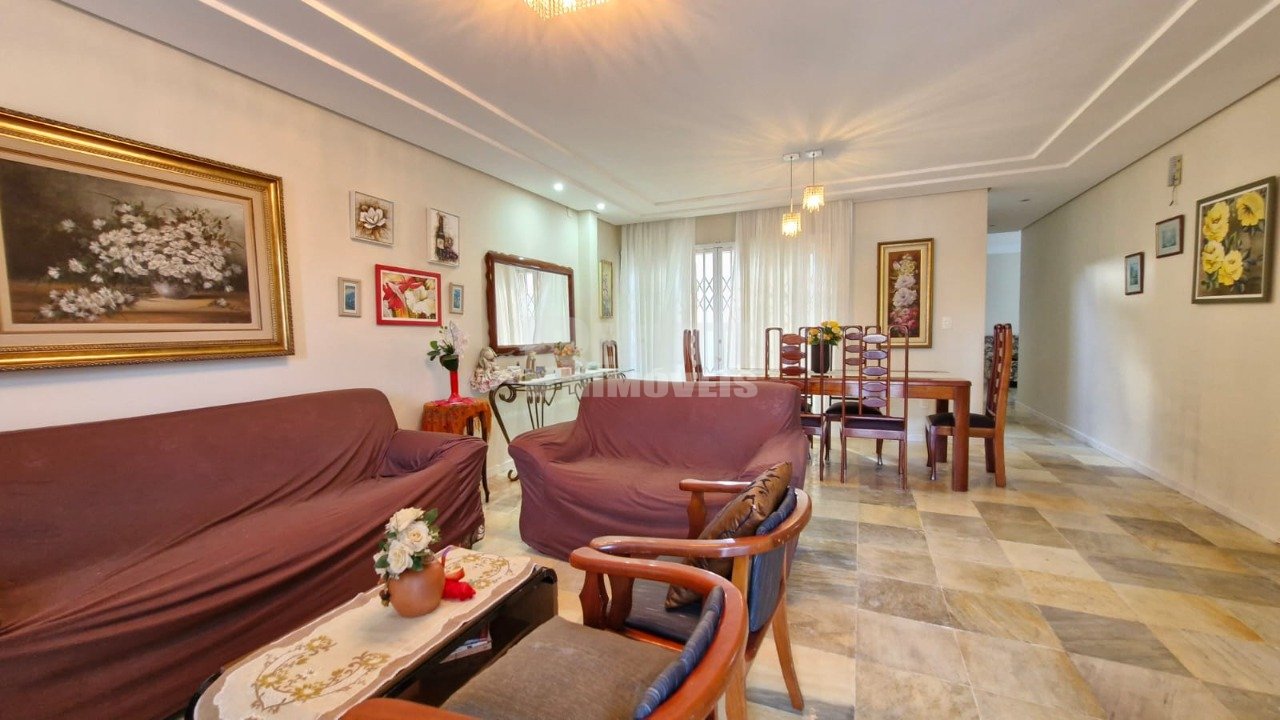 Casa no Parque São Jorge com 6 Dormitórios.