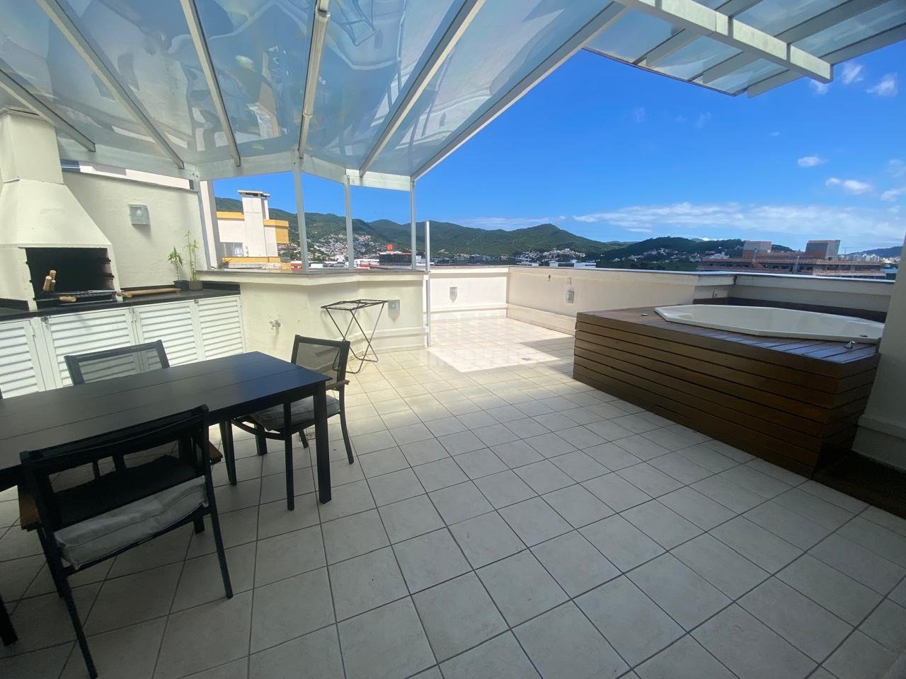 Excelente cobertura de 3 dormitórios para locação no bairro Saco Grande!