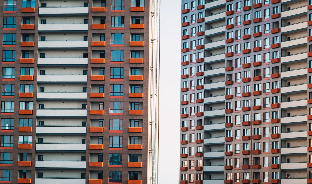 Prédio residencial em bairro urbano com apartamentos para al