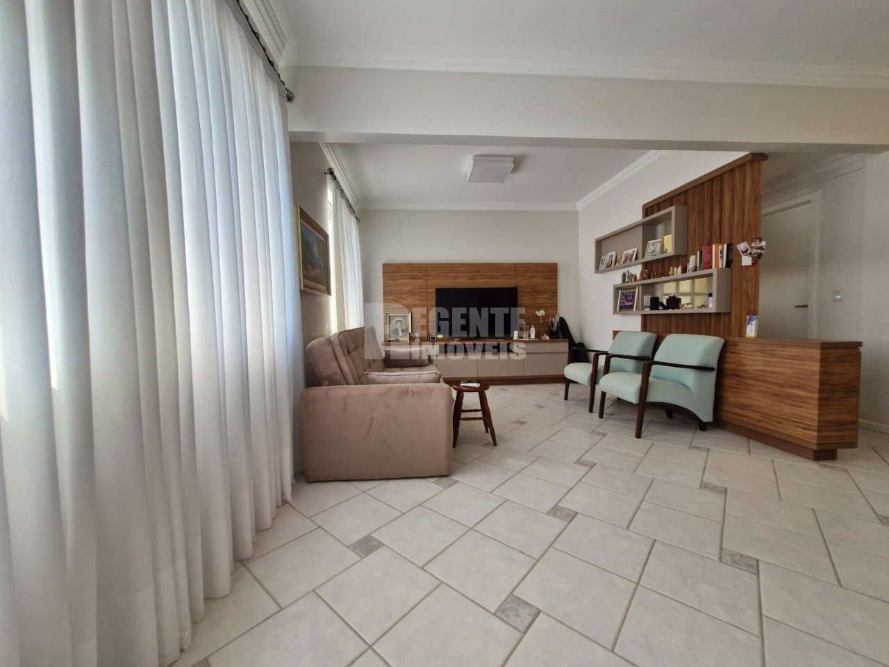 Apartamento à venda com 2 dormitórios no Centro em Florianópolis