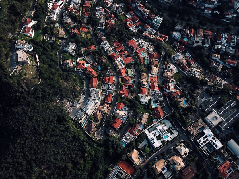 Vista aérea de bairro com imóveis irregulares Florianópolis