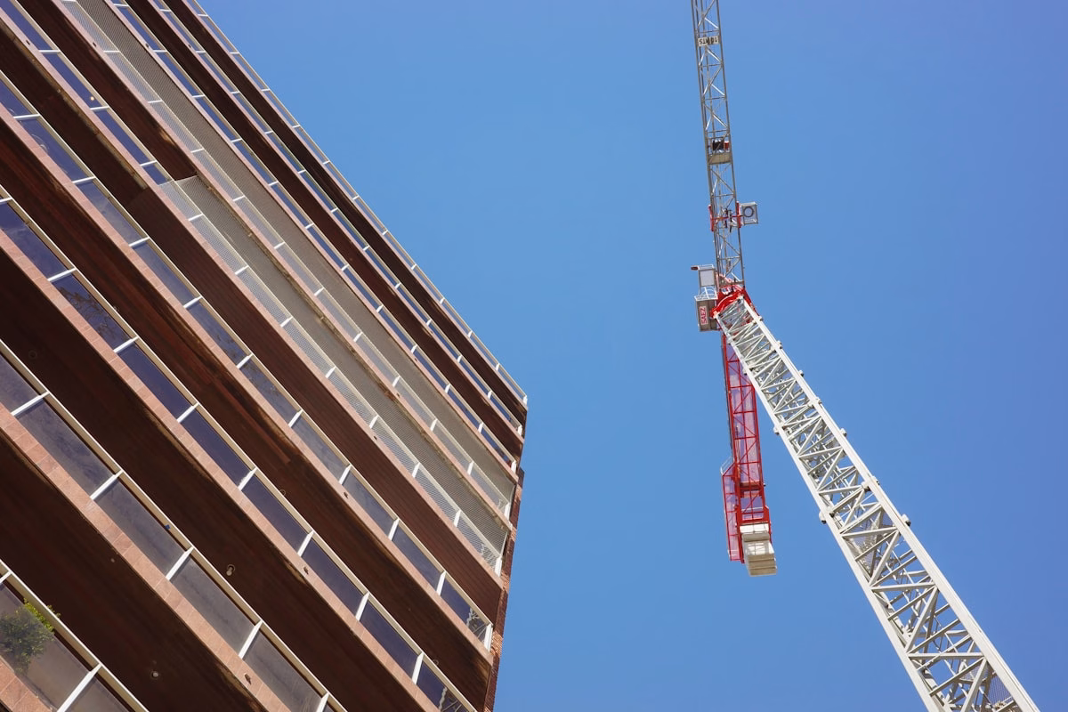 Guindaste em obra de edifício residencial comprar imóvel na
