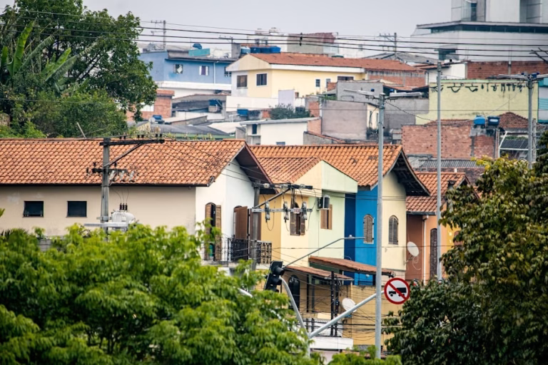 Regularização em lote com vizinhos: como dividir custos e acelerar o processo