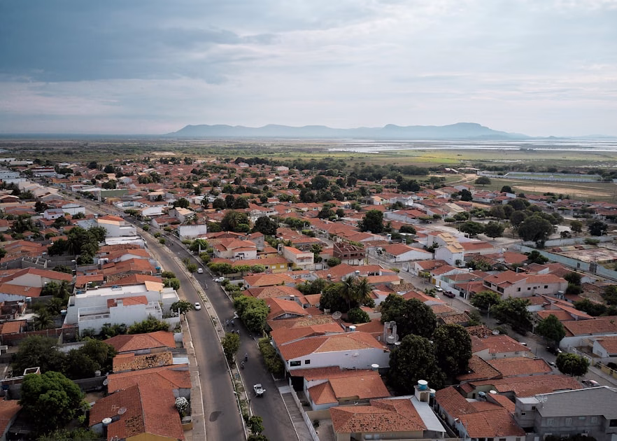 Vista aérea de imóveis regularizados valorizando em bairro urbano