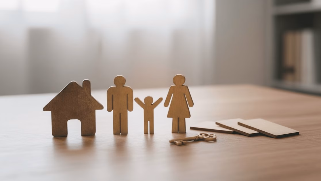 Família analisando contrato de financiamento imobiliário