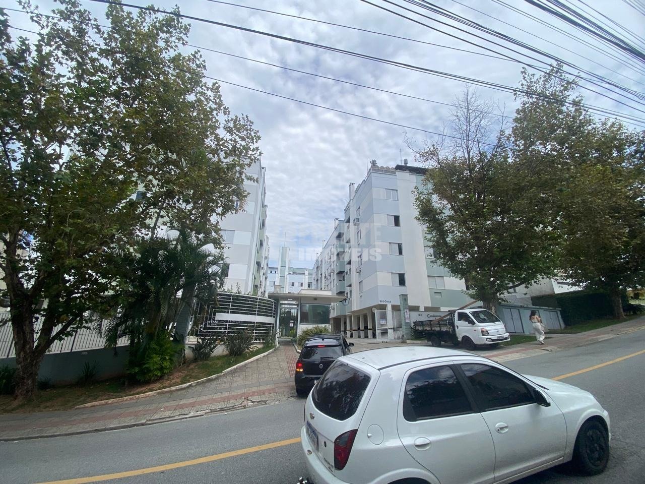 Ótimo apartamento de 2 dormitórios para locação no bairro Carvoeira!