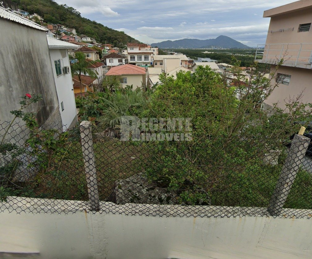Terreno urbanizado no bairro Costeira do Pirajubaé em Florianópolis.