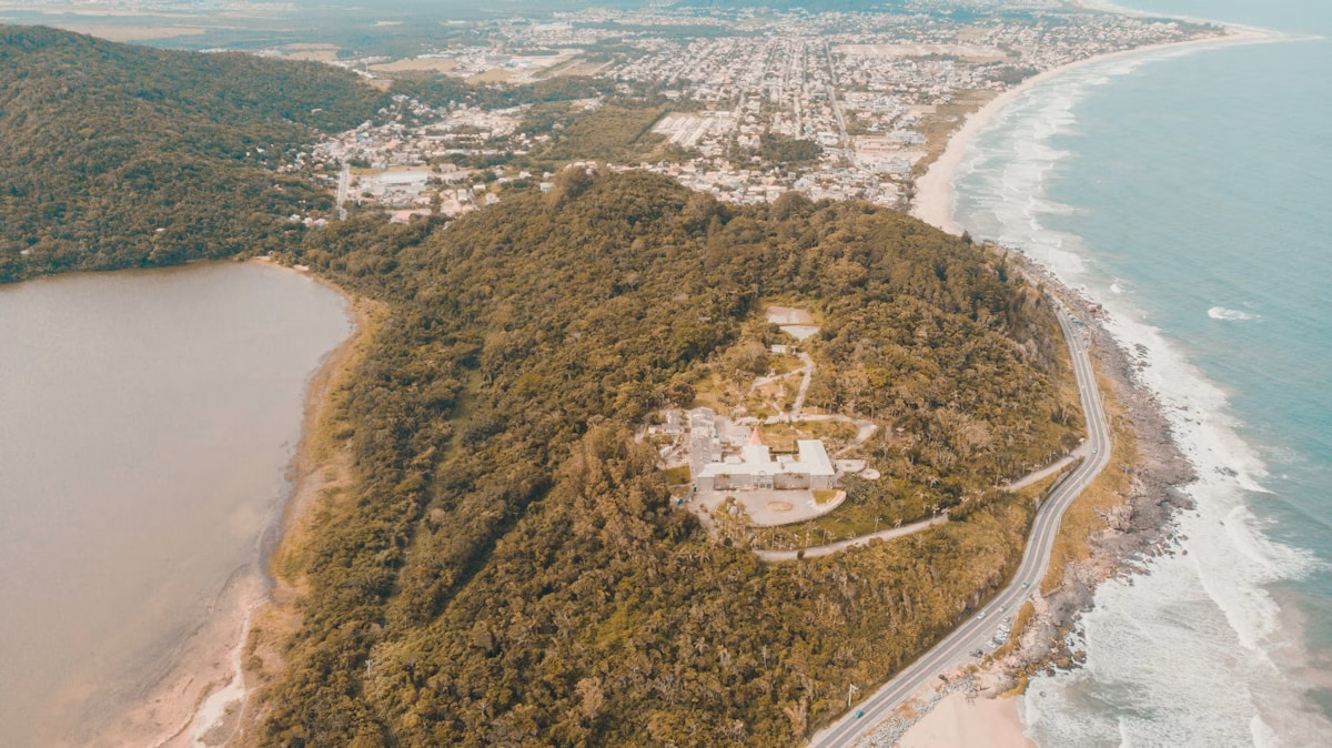 Vista aérea do bairro Trindade em Florianópolis, com campus da UFSC ao fundo