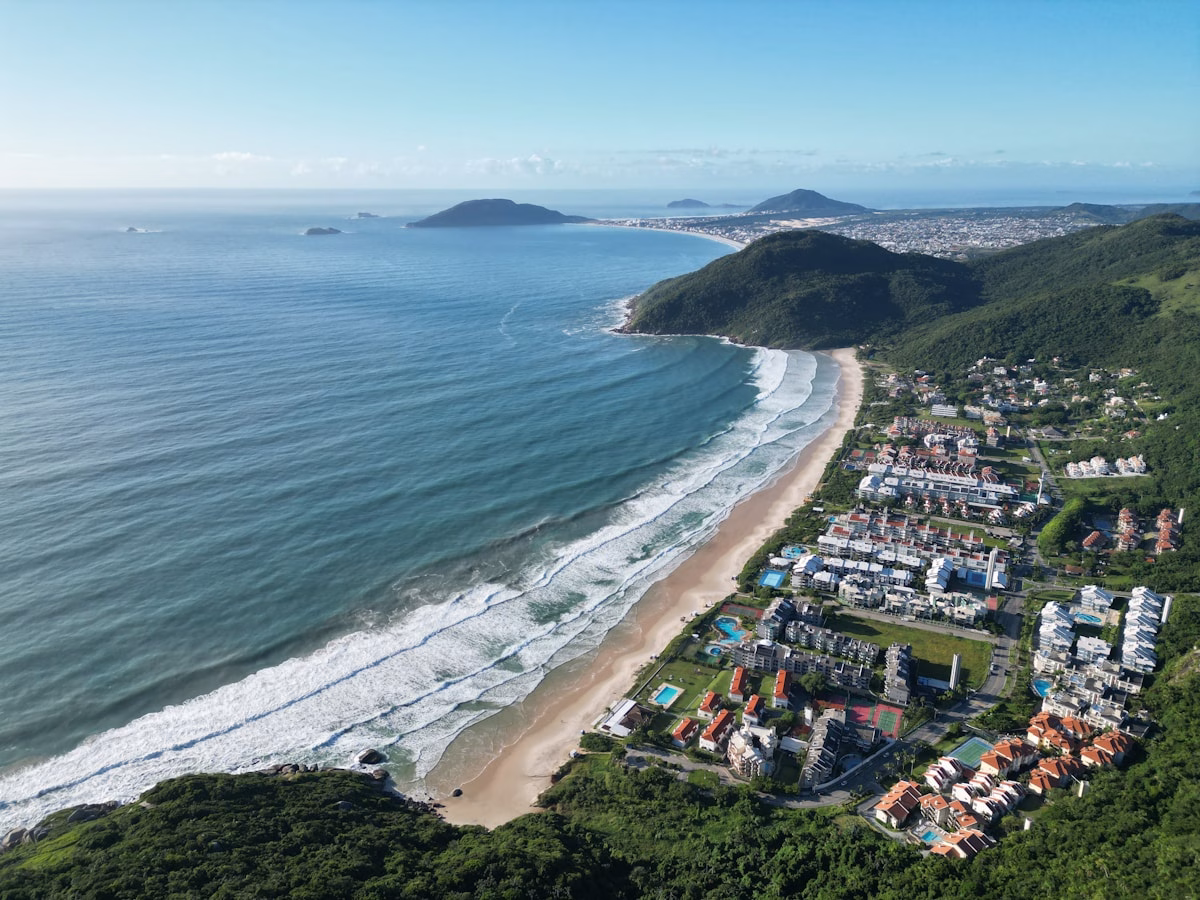 Vista aérea da Praia Brava em Florianópolis