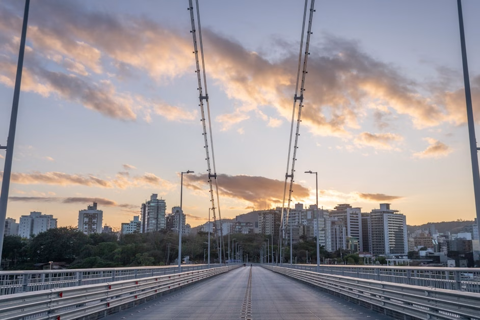 Vista aérea da Ponte Hercílio Luz e Centro de Florianópolis — valorização imobiliária histórica da cidade