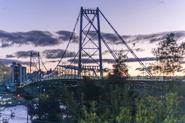 Ponte Hercílio Luz — 10 Fatos Históricos e o que Cada Um Ensina sobre o Mercado Imobiliário de Florianópolis