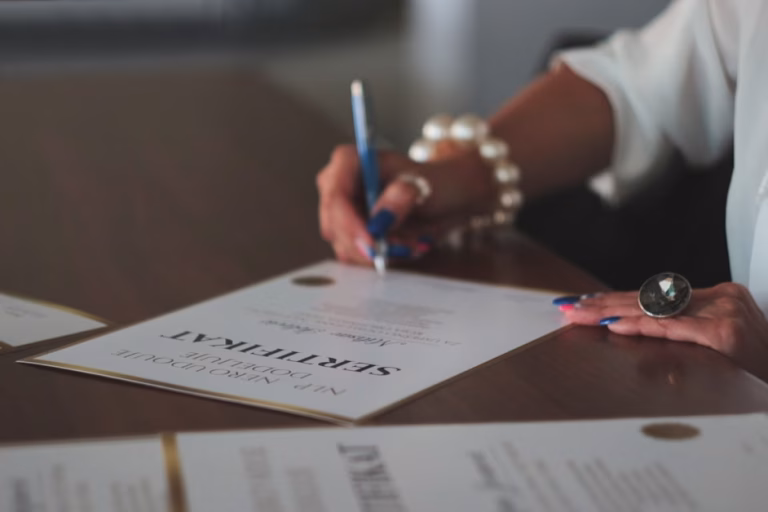Vender imóvel no Brasil morando no exterior: imposto, GCAP e quem retém