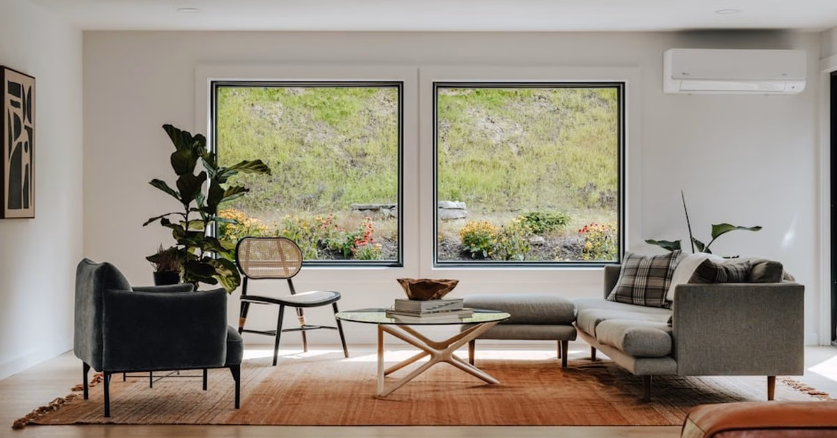 Sala iluminada por luz natural com grandes janelas, posição solar e valor do imóvel