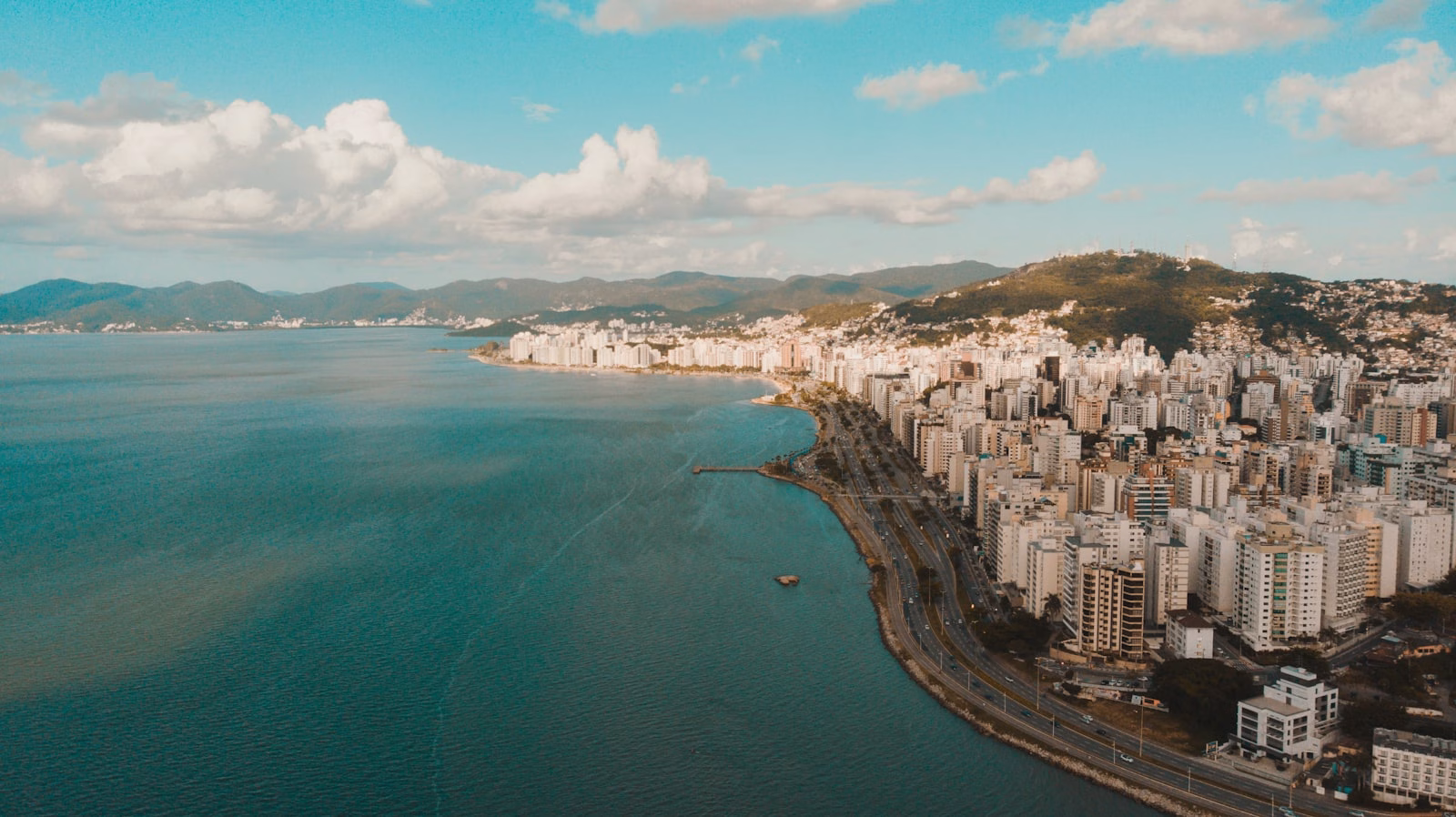 Vista aérea de bairros de Florianópolis à beira-mar
