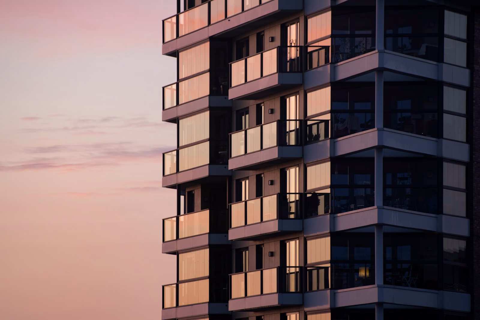 Fachada de prédio residencial, típico condomínio onde a regra de uso atípico se aplica