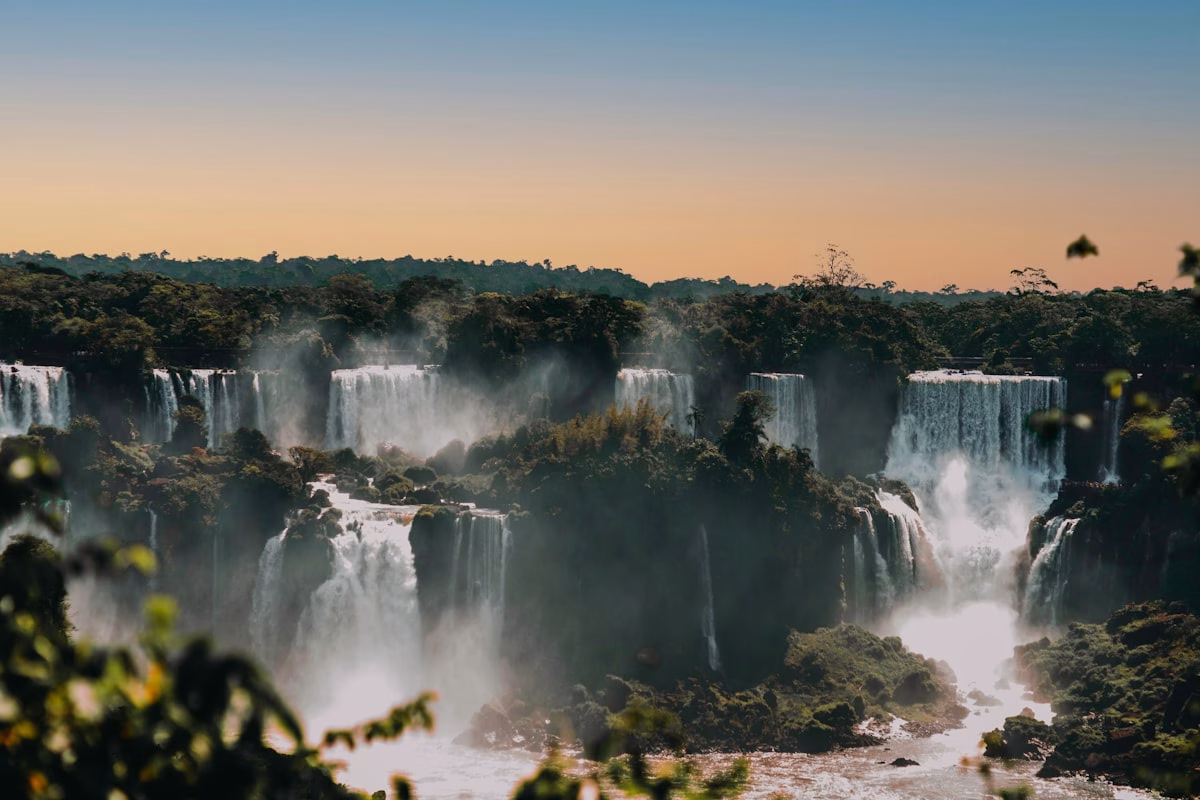 Cataratas do Iguaçu em meio à floresta tropical brasileira