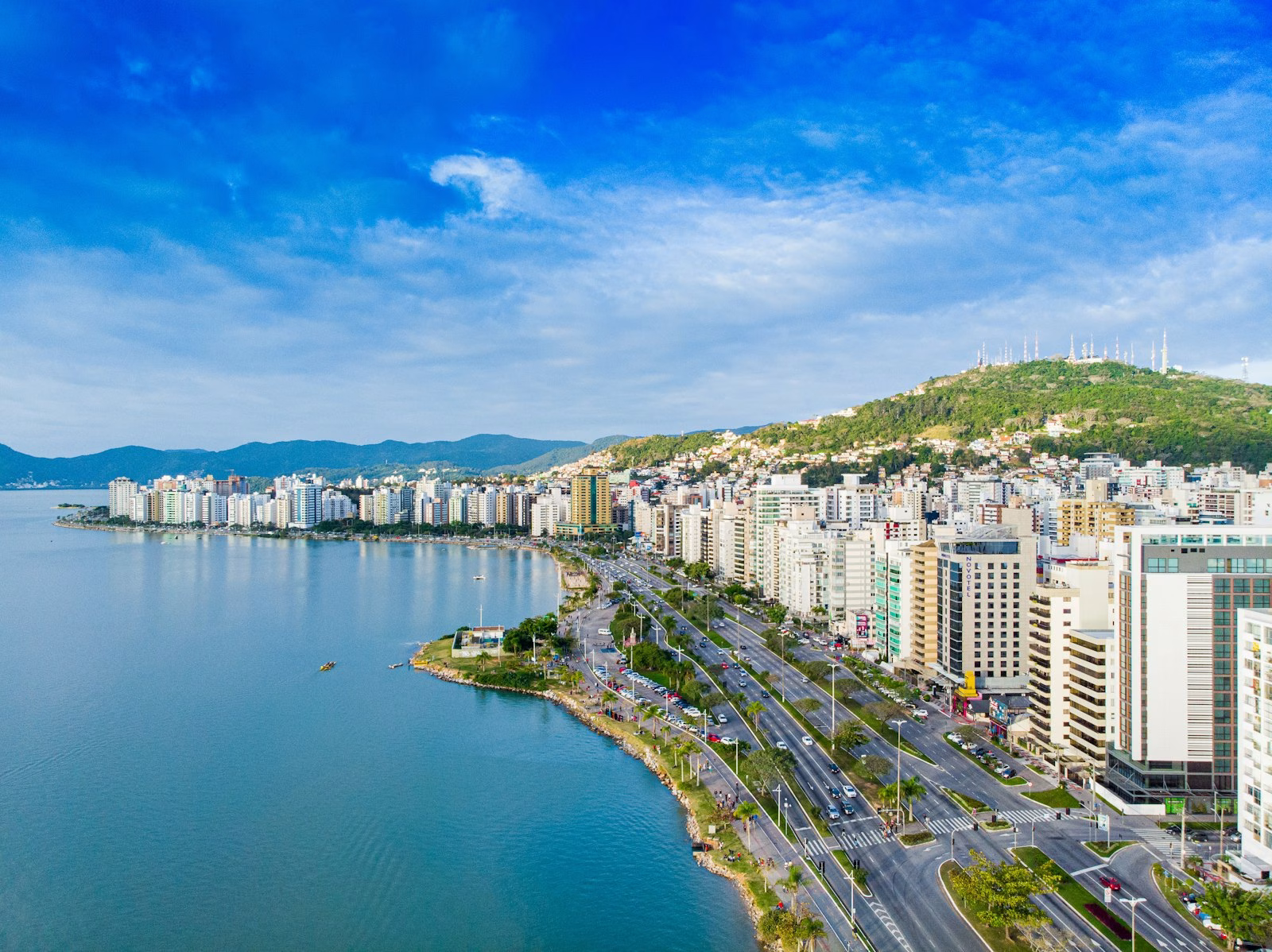 Vista aérea da Avenida Beira-Mar Norte em Florianópolis, com prédios residenciais à beira-mar