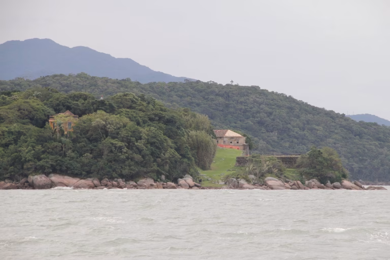 Fortalezas de Florianópolis: três fortes que cruzavam fogo na entrada da baía