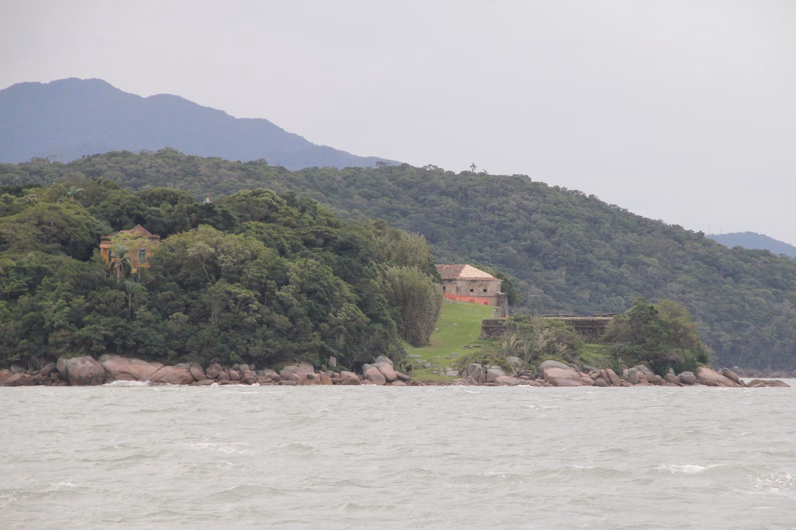 Fortalezas de Florianópolis: três fortes que cruzavam fogo na entrada da baía