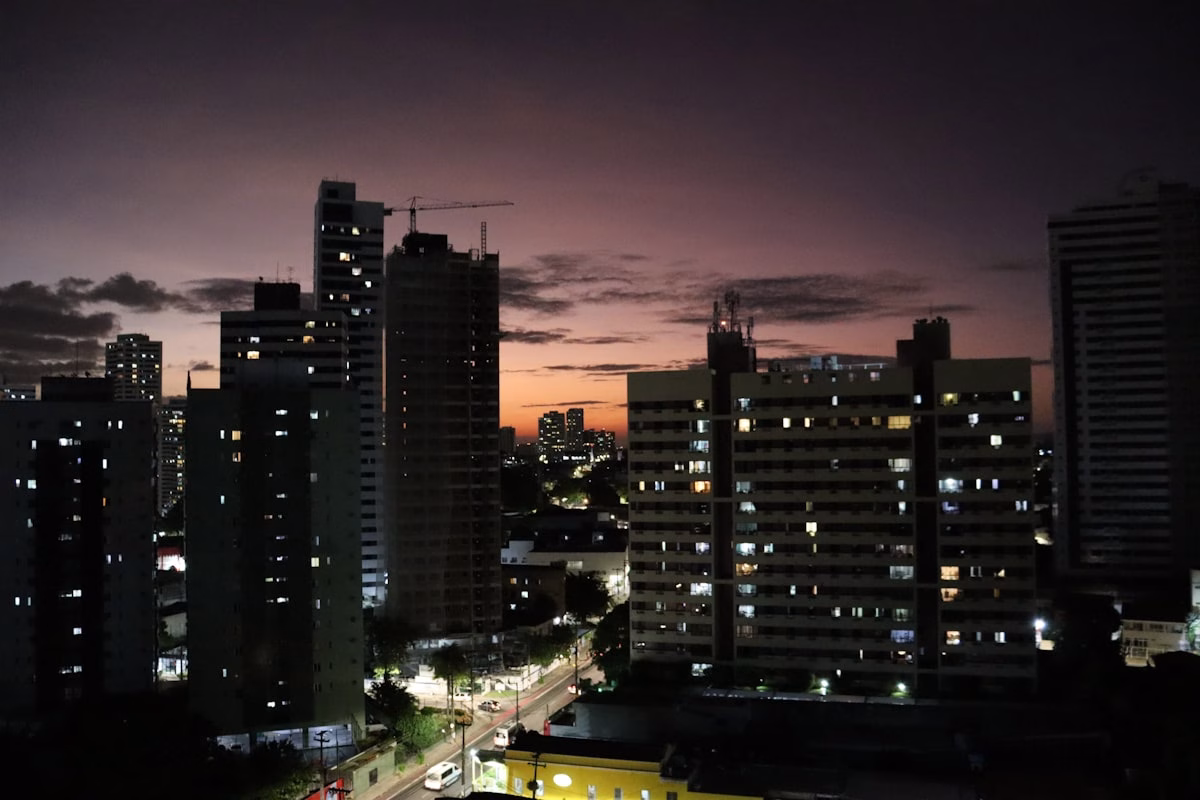 Vista noturna de cidade brasileira a partir de prédio alto, luzes urbanas