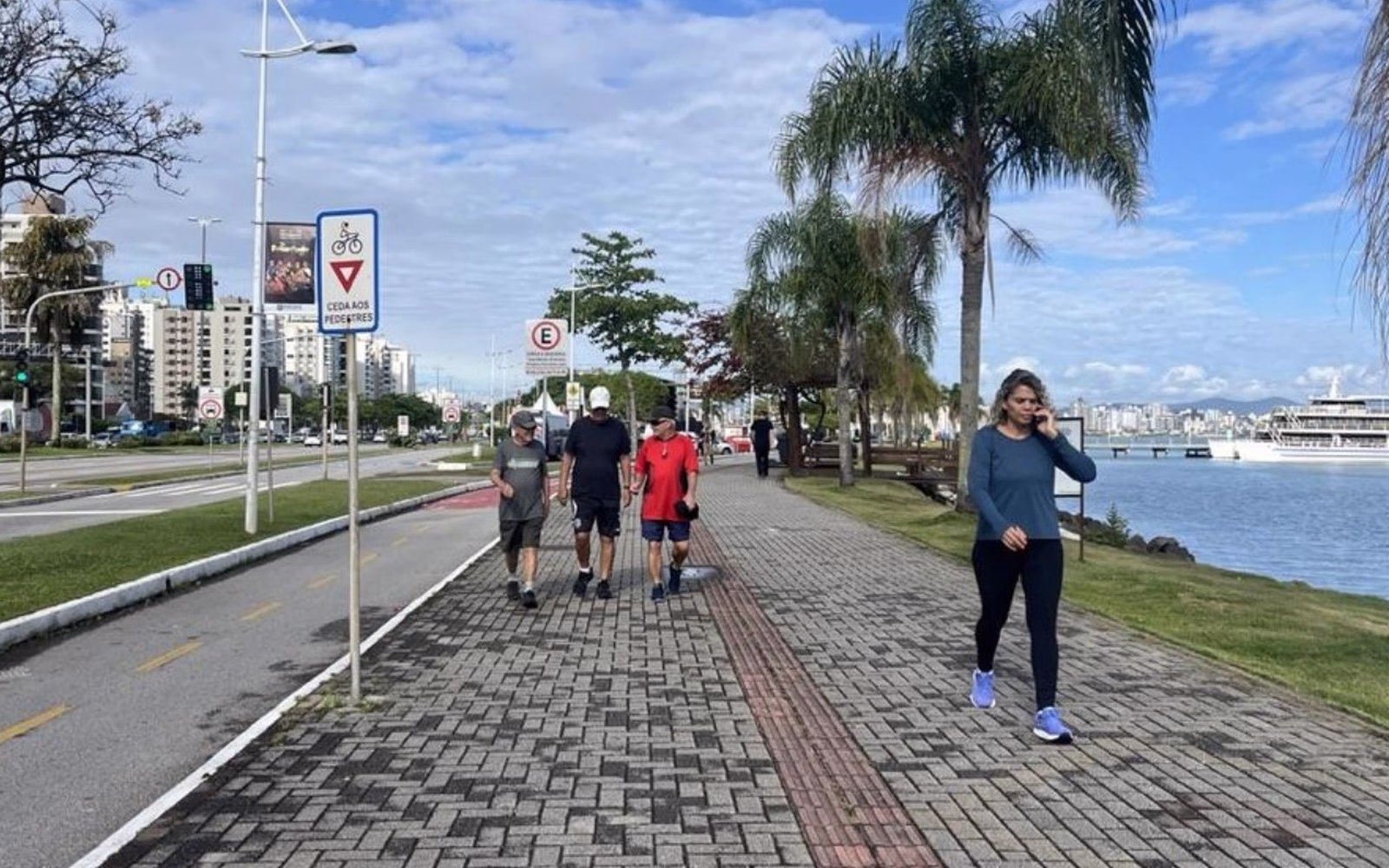 Calçadão da Beira-Mar Norte, em Florianópolis, com ciclovia e a baía ao fundo (foto de campo: Gehl Architects / LUA)