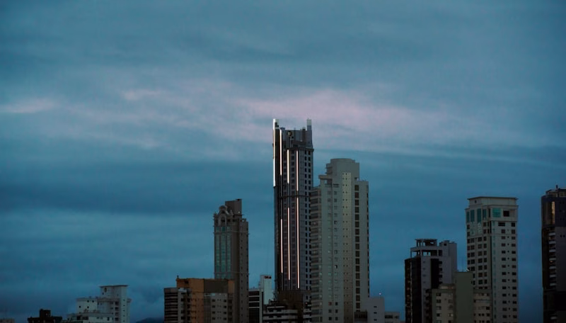 Skyline urbano com prédios altos, ilustrando o potencial construtivo definido pelo Plano Diretor de Florianópolis