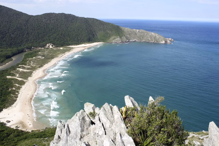 Trilhas em Florianópolis vão de 30 minutos a 7 horas: qual serve para o seu preparo