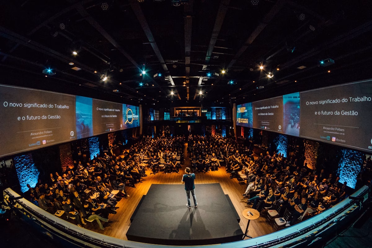 Palestrante em auditório lotado durante evento de negócios em centro de convenções