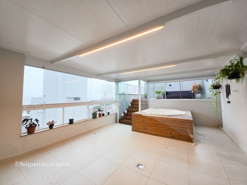 sala íntima com jacuzzi - Cobertura 2 quartos no Coqueiros em Florianópolis