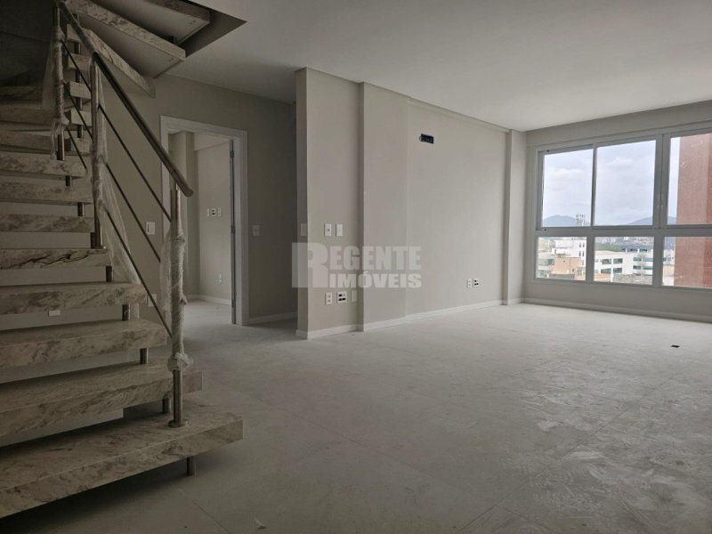 1º Piso: Sala com churrasqueira, cozinha, área de serviço, Banheiro social, dois quartos. - Cobertura 3 quartos no Trindade em Florianópolis